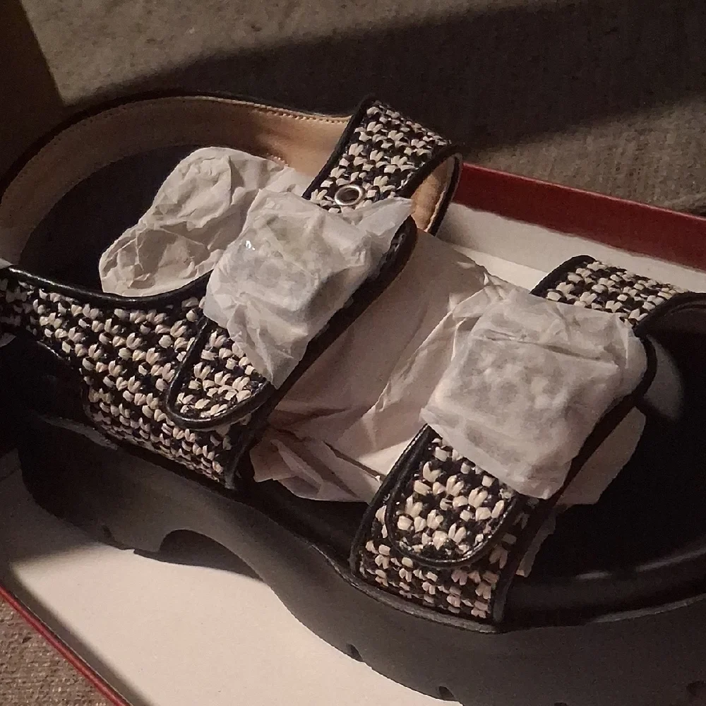 NIB Black & White Woven Sandals  Comfortable Sole  Size 7 - Picture 2 of 4